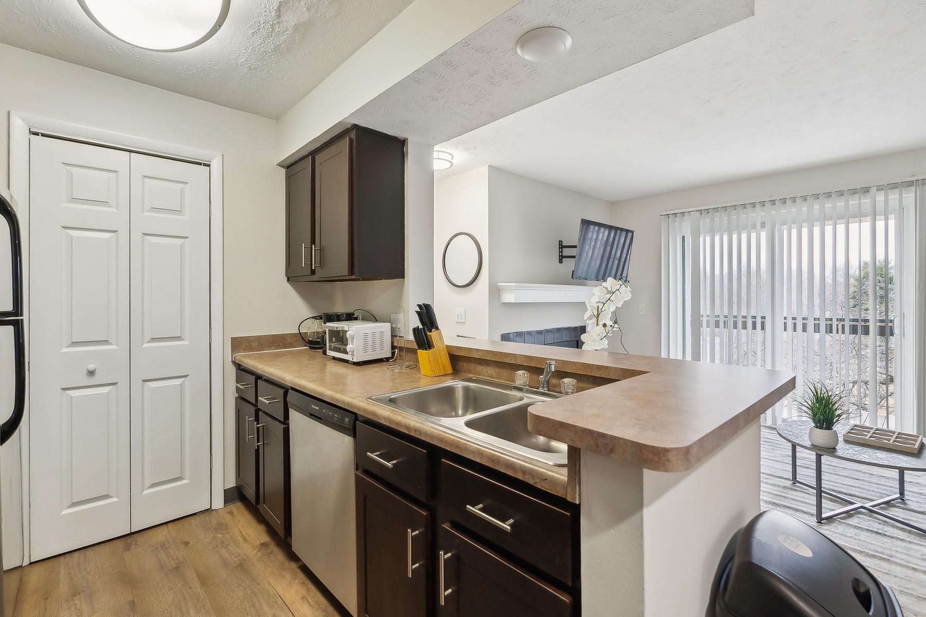 Northwoods apartment 8091-1B photo 3