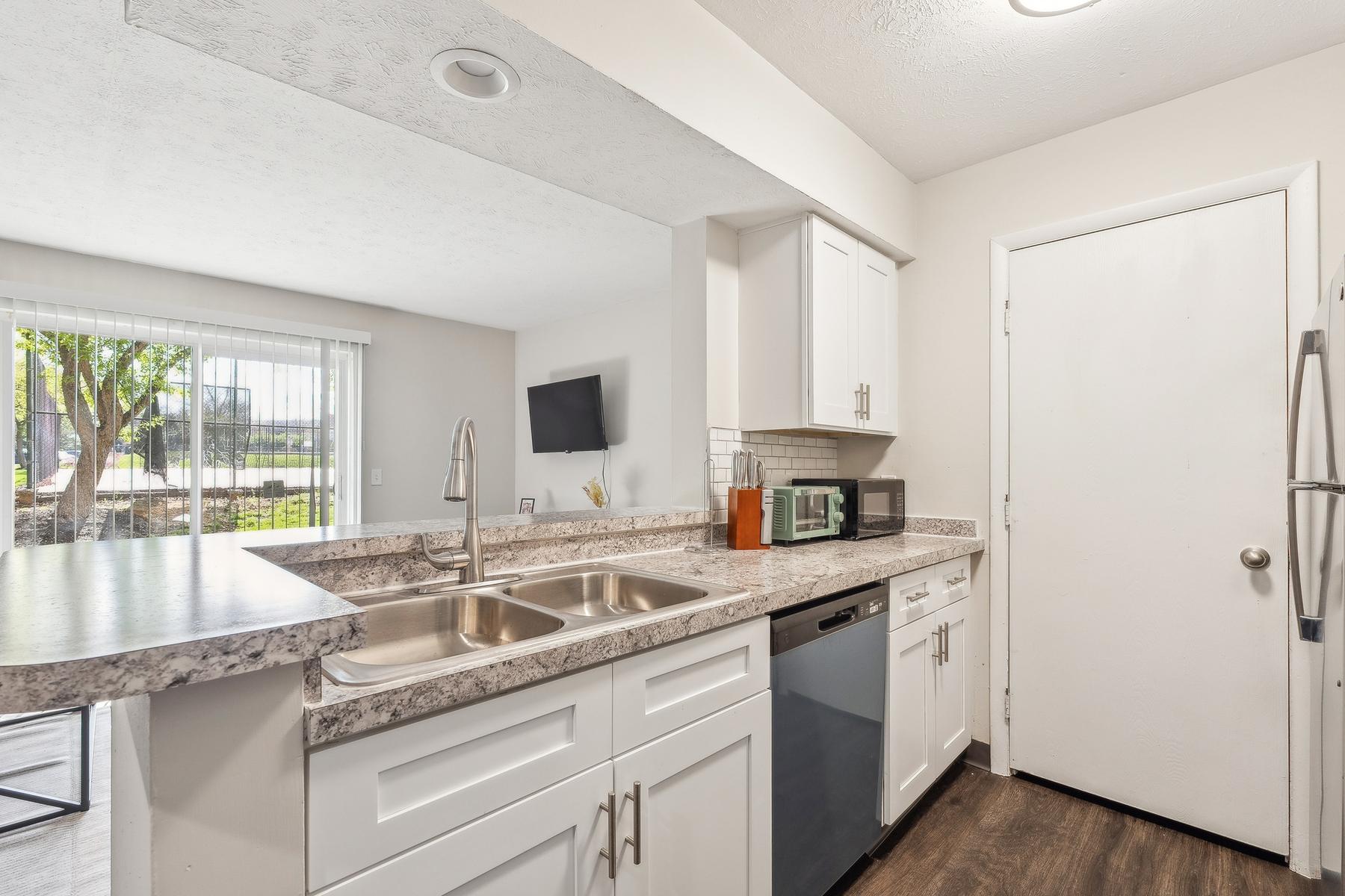 Northwoods apartment 8208-1B photo 3